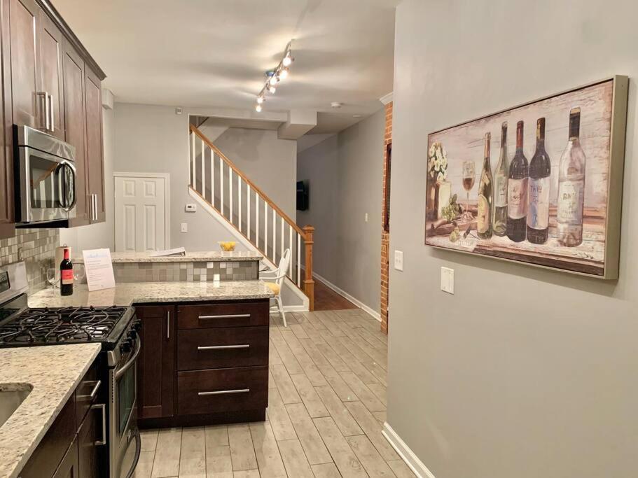 Upscale 2Bd/1.5Ba Townhome Mins To Jhh & Downtown Baltimore Luaran gambar